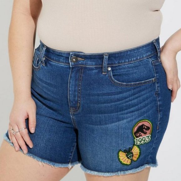 ❤️NWT TORRID JURASSIC PARK DINOSAUR GRAPHIC SHORTS - MID RISE - DENIM PLUS SIZE - Picture 1 of 7